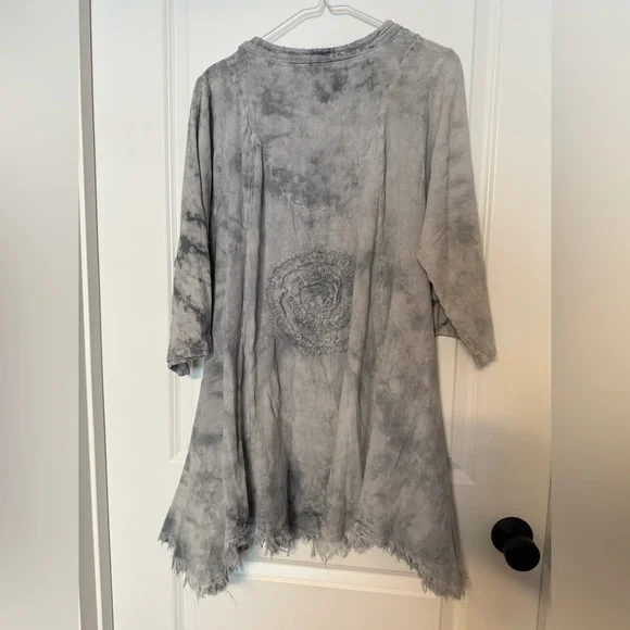 Oh My Gauze! Charcoal Tunic with Pockets - Picture 5 of 6